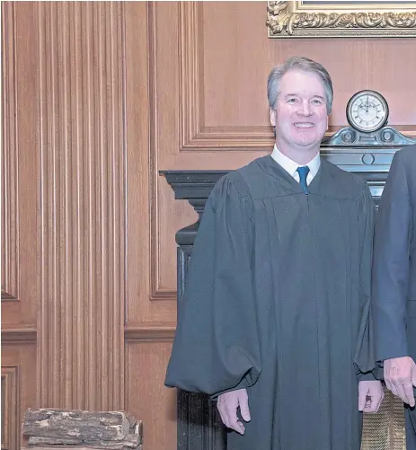  ??  ?? Trump asistió ayer a la ceremonia de investidur­a de Kavanaugh como juez de la Corte Suprema