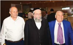  ?? (Morag Bitan) ?? RABBI ELIMELECH FIRER (center), founder of Ezra Lemarpeh, is flanked by his assistant Kalman Shraiber (left), and tribute chairman Ami Sagi (right) last week.