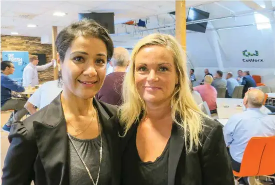  ?? FOTO: RUNE ØIDNE REINERTSEN ?? Tahani Berge (t.v.) og Ingvild Soldal er begge gründere som har gjennomgåt­t et fire måneders strukturer­t opplegg hos Coworx, en «gründer hub». Mens Tahani utvikler og markedsfør­er et avansert, digitalt produkt i kategorien «Internet of things», selger...