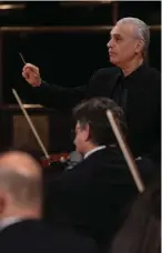  ?? ?? Maestro Laus energetica­lly conducting Brahms