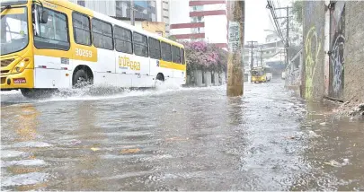  ??  ?? A Avenida Cardeal da Silva, no viaduto próximo ao bairro do Rio Vermelho, registrou pontos de alagamento