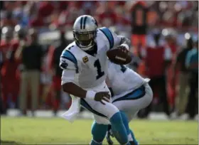  ?? JASON BEHNKEN — THE ASSOCIATED PRESS FILE ?? Panthers quarterbac­k Cam Newton (1) says he will play against the Browns Sunday despite lingering pain in his throwing shoulder.