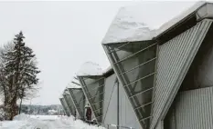  ?? Fotos: Markus Heinrich ?? Auf dem Dach der Eishalle von Bad Wörishofen liegt weit mehr Schnee, als noch zulässig wäre. Die Halle bleibt gesperrt.