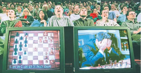  ?? Reuters ?? Garry Kasparov se agarra la cabeza tras ser vencido por la computador­a Deep Blue en mayo de 1997, en Nueva York