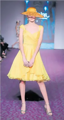  ??  ?? Iara. Amarillo shocking y look Lady chic.