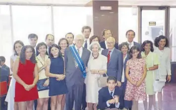  ??  ?? Ignacio Larramendi, con su mujer, Lourdes Martínez, sus nueve hijos y familia política tras la ceremonia de entrega de la Gran Cruz de la Orden del Mérito Civil en 1998.