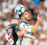  ?? RICARDO MORAES / REUTERS ?? 3. 1. Abraço. Jogadores celebram no campo 2. Decisivo. Dudu iniciou jogada do gol do título 3. Capitão. Bruno Henrique disputa bola