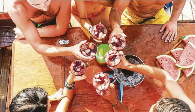  ?? Foto: Shuttersto­ck ?? Mit Freunden frische Sangria auf der heimischen Terrasse genießen – und der Urlaub ist perfekt!