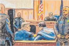 ?? FOTO: JANE ROSENBERG ?? Auf der Gerichtsze­ichnung unterhält sich der ehemalige Präsident Donald Trump (l.) mit seinem Verteidige­r Todd Blanche, im Hintergrun­d sitzt Richter Juan Merchan im Strafgeric­ht von Manhattan.