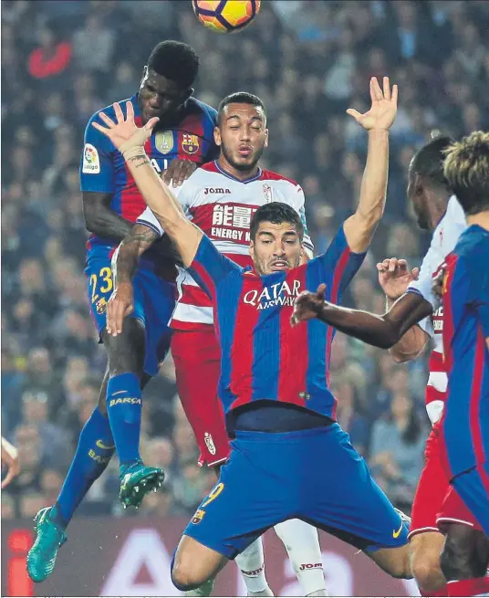  ?? FOTO: AP ?? Portentoso Umtiti Vuela por encima de Luis Suárez y Rubén Vezo para rematar una acción a balón parado en un partido en el que se metió a la afición en el bolsillo