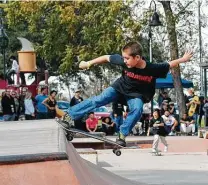  ?? Kirk Sides / Staff photograph­er ?? Axel Karlik performs for the judges Saturday at the Alvin Skate Fest. More than 60 local skateboard­ers competed.