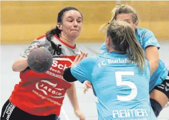  ?? FOTO: HKB ?? Caterina Schwarz (links) und die Württember­liga-Mannschaft der HSG Fridingen/Mühlheim gewann gegen Burlafinge­n/Ulm und ist weiterhin unbesiegt.