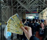  ??  ?? La coda Tifosi azzurri all’esterno di una delle ricevitori­e per la vendita dei ticket