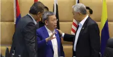  ?? — Bernama photo ?? Ahmad Zahid (right) listens as Sarawak Deputy Premier Datuk Amar Dr Sim Kui Hian stresses a point prior to the start of the meeting. At left is Dr Dzulkefly.