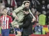  ?? F: SIRVENT ?? Griezmann y Simeone, eufóricos en el Atlético