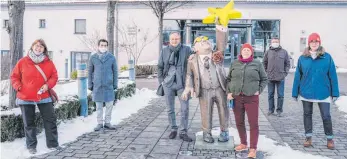  ?? FOTO: SPD ?? Martina Miller (v. l.), Ioannis Tagos, Andreas Stoch, Edith Lorenz-Henselmans, Wolfgang Heinzel und Bettina Weinrich führte der Gang durch Laupheim auch zum Schloss, wo die Statue von Carl Laemmle steht.