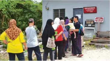  ??  ?? BEGINI keadaan di hadapan Kilang Roti Mokhtar setiap hari apabila pelanggan sanggup beratur untuk membeli roti.