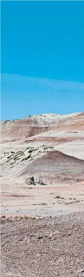  ?? ?? Buscant flors Dos membres de la Latam-III busquen flors pel desert de Utah
El rover, en acció
Un membre de la tripulació, davant el petit rastrejado­r teledirigi­t
Utah o Mart? Vista des del cel de les espectacul­ars dunes del desert de Utah
