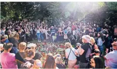  ?? RP-ARCHIV: JANA BAUCH ?? Bei einem Trauermars­ch gedachten rund 350 Menschen der ermordeten 15-Jährigen. Am Tatort legten sie Blumen und Kerzen nieder.