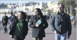  ?? (Photos Sébastien Botella) ?? Maddalena, Margherita et Maurizio séjournent dans un hôtel cagnois. Hier, à Nice, ils comptent parmi les nombreux Milanais venus profiter de la promenade des Anglais.