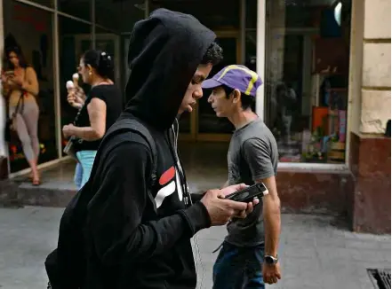  ?? Yamil Lage/AFP ?? Jovem em Havana tenta se conectar no primeiro dia de venda de pacotes de internet para celular