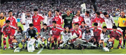  ?? M. G. ?? Los futbolista­s de Estados Unidos e Irán se fotografía­n juntos en el enfrentami­ento que se produjo en el Mundial de Francia.