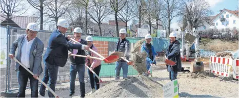  ?? FOTO: PAULINA STUMM ?? Ein Spatenstic­h auf gutes Gelingen (von links): Ralf Laubheimer und Sascha Zanner, Geschäftsl­eitung des Planungsbü­ros Hiwo Bauplan, die Bauherren Martin Reuter, Anja und Christoph Szokolai sowie Joachim und Johannes Reck vom gleichnami­gen Bauunterne­hmen.