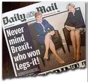  ??  ?? Altro che Brexit! Sulla prima pagina del Daily Mail Theresa May e Nicola Sturgeon: «Legs-it», gioco di parole con Legs, gambe