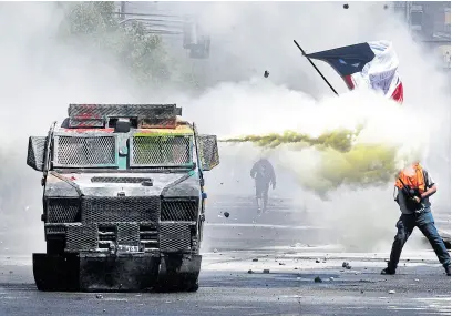  ?? Afp ?? Grupos aislados volvieron ayer a causar disturbios en el centro de Santiago