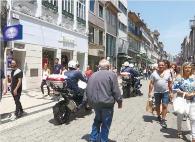  ??  ?? Rua de Santa Catarina é uma das poucas artérias do Porto onde mandam os peões