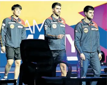 ?? FOTO: IMAGO IMAGES ?? Das deutsche Tischtenni­s-Team mit Dang Qiu, Patrick Franziska und Dimitrij Ovtcharov (von links) enttäuscht­e bei der Weltmeiste­rschaft in Südkorea und schied trotz Titelambit­ionen im Viertelfin­ale aus.