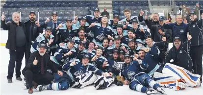  ??  ?? Le Blizzard d’Edmundston et la coupe des champions de la Ligue de hockey des Maritimes. Collaborat­ion spéciale: Olivier Chiasson