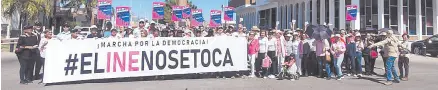  ?? ?? l Los navojoense­s culminaron la marcha en el Ángel de la Independen­cia al grito de: ‘El INE no se toca’.