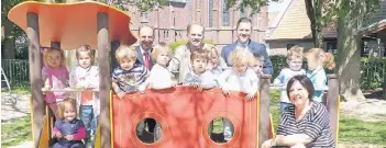  ?? FOTO: STADT NETTETAL ?? Besonders die Jüngsten im katholisch­en Kindergart­en Leuth freuen sich über das neue Spielgerät.