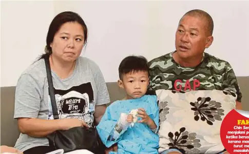  ??  ?? CHIN Sen bersama ibu dan bapanya di Hospital Gleneagles Kuala Lumpur.