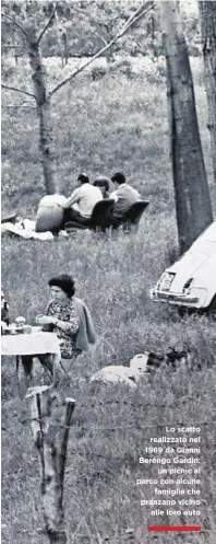  ??  ?? Lo scatto realizzato nel 1969 da Gianni Berengo Gardin: un picnic al parco con alcune famiglie che pranzano vicino alle loro auto