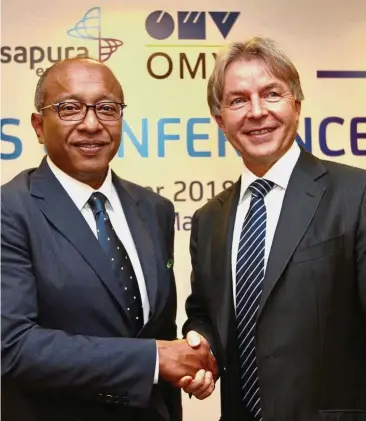  ??  ?? It’s a deal: Shahril and Pleininger shaking hands after the signing ceremony to set up Sapura OMV Upstream.