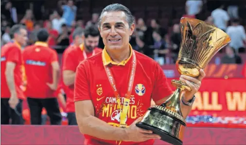  ??  ?? Sergio Scariolo, con el trofeo de campeón del mundo después de ganar la final a Argentina en el Wukesong de Pekín el pasado septiembre.