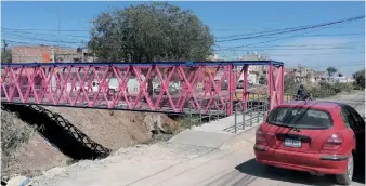  ?? FOTO: ESPECIAL ?? l
PROPÓSITO . La función del puente es facilitar el paso de personas sobre el canal que divide a Quintas de Santa María con San Martín de Camargo.