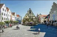  ?? Foto: Tourist-Informatio­n Stadt Weiden i. d. OPf. ?? Die historisch­e Altstadt lädt zum Einkaufsbu­mmel und Flanieren ein.