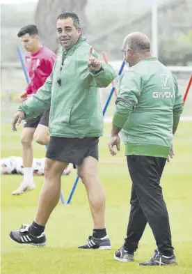  ?? CHENCHO MARTÍNEZ ?? Germán Crespo bromea con Pepillo, ayer, durante el entrenamie­nto.