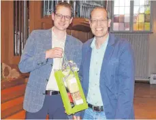  ?? FOTO: SILVIA MÜLLER ?? Der Aldinger Pfarrer Ulrich Dewitz mit dem Referenten Philippus Maier.