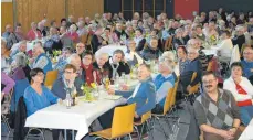  ??  ?? Beim Seniorenna­chmittag in Aichstette­n gibt es für die Gäste viel zu Lachen.