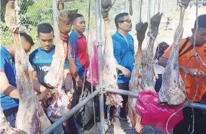  ??  ?? ANGGOTA TLDM sedang melapah daging korban pada majlis berkenaan.