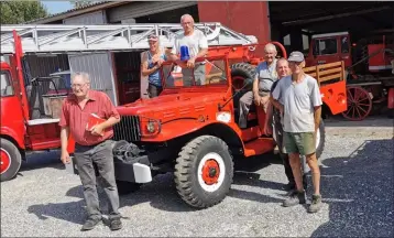  ??  ?? Les militants de base au travail sur le site de la sauvegarde de matériel de sapeurs pompiers