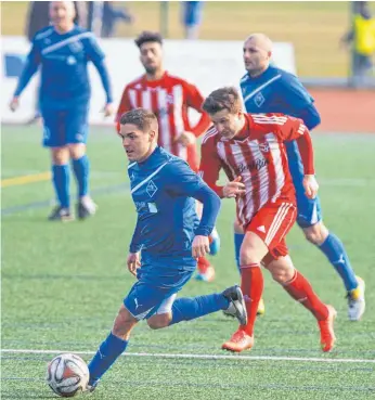  ?? ARCHIVFOTO: SCHLEFSKY, PETER ?? In der Hinrunde hat der VfB Friedrichs­hafen gegen Ehingen beim 3:0 kaum Probleme. Nico Di Leo (am Ball) erzielt das wichtige 2:0.