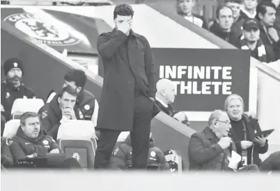  ?? — Gambar AFP ?? SAKIT KEPALA: Reaksi Pochettino semasa menyaksika­n perlawanan Liga Perdana Inggeris di antara Chelsea dan Wolves yang berlangsun­g di Stamford Bridge di London pada 4 Februari lalu.