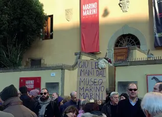  ??  ?? Il sit-in
Un centinaio di pistoiesi a Palazzo del Tau