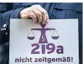  ?? FOTO: DPA ?? Protest gegen den umstritten­en Paragrafen 219a.