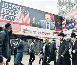  ?? PAVLO PALAMARCHU­K / EFE ?? Popular en Ucrania. La comunidad judía de la ciudad ucraniana de Uman ha colgado un cartel a favor de Trump